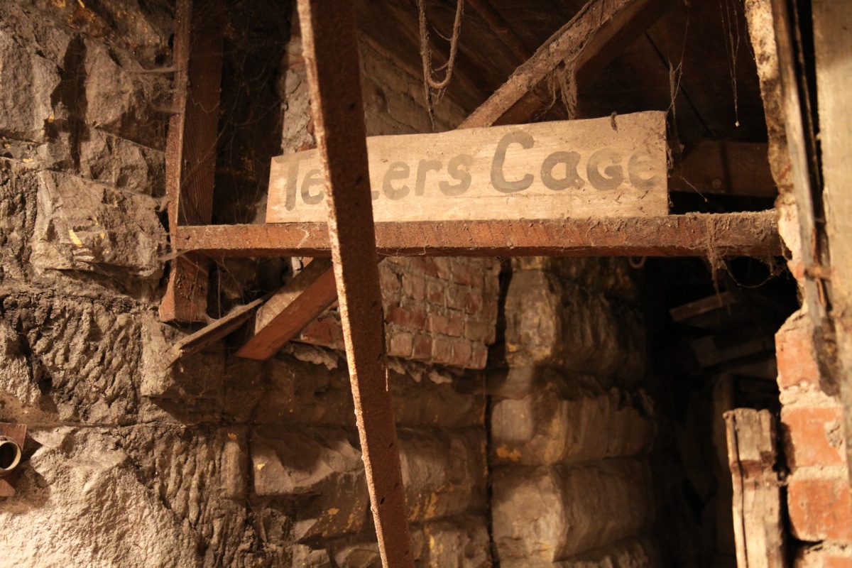 Tellers cage